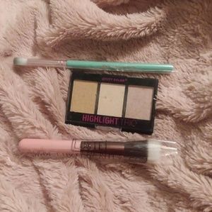 Make up bundle with 2 brushes